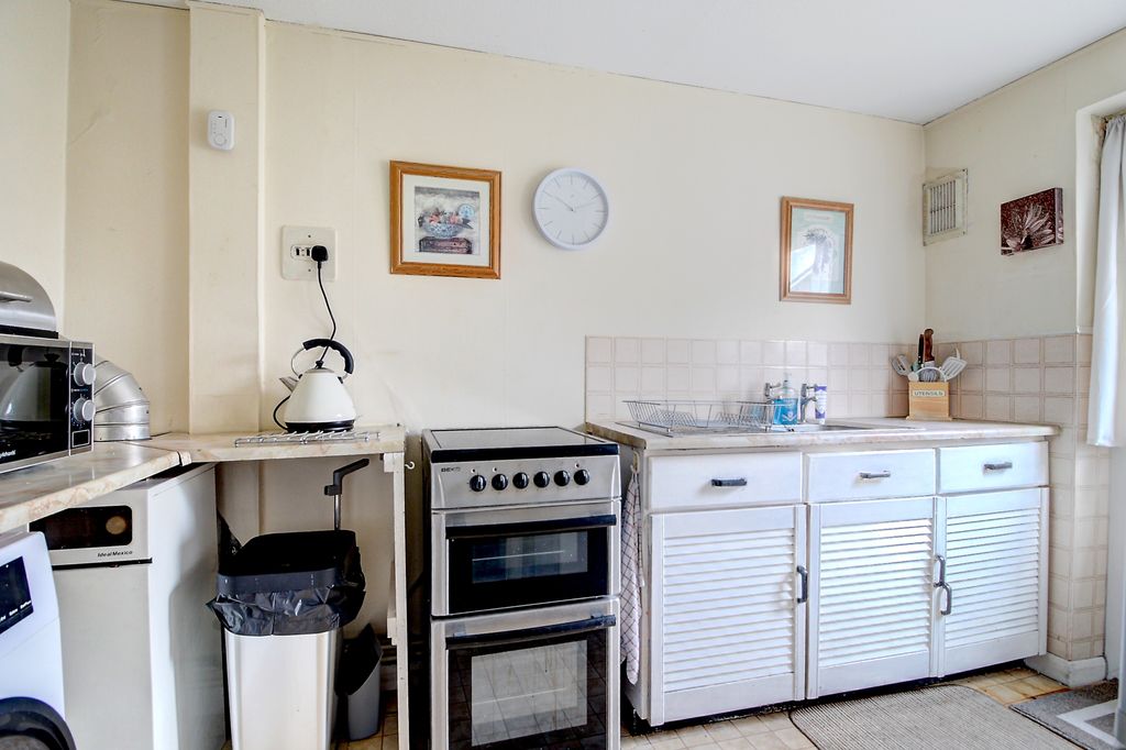 Property photo 2 of 11 Kitchen