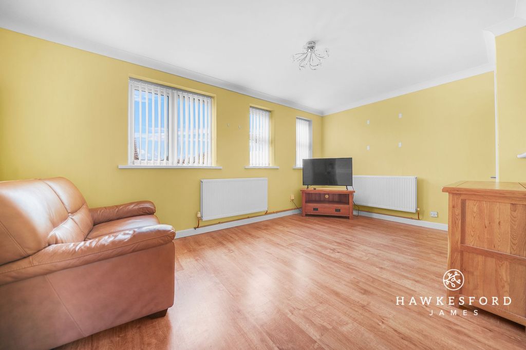 Property photo 2 of 9 Walsby Drive, Sittingbourne - Lounge/Diner