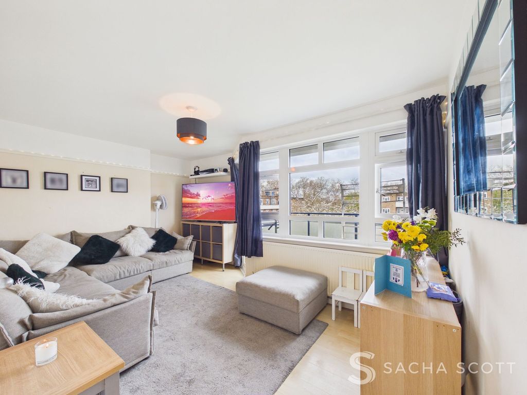 Property photo 2 of 12 Lounge / Diner