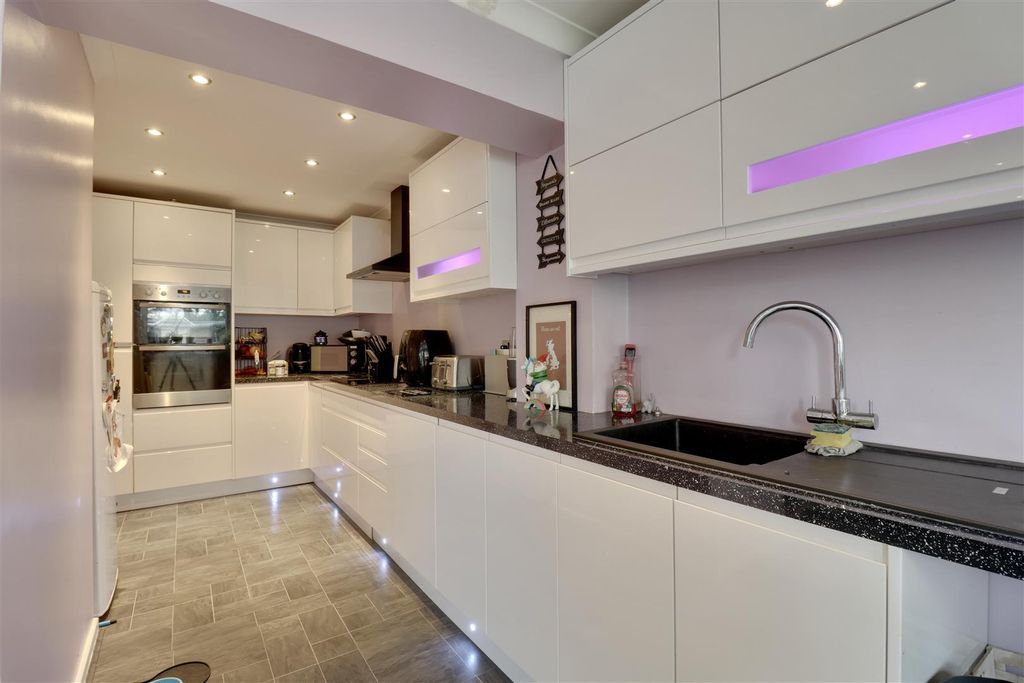 Property photo 3 of 17 44B66E15-D503-447E-Afd2-9A4D5Ba74Bfa_1_201_A.Jpeg