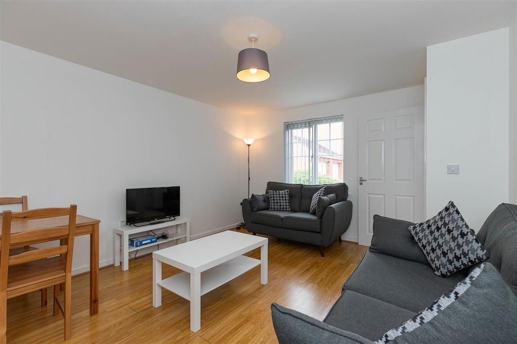 Property photo 2 of 13 8 Waterlilly Close-8.Jpg
