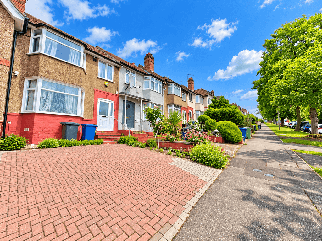 Property photo 1 of 10 Spacious 3/4 Bedroom House With Driveway & Large Garden