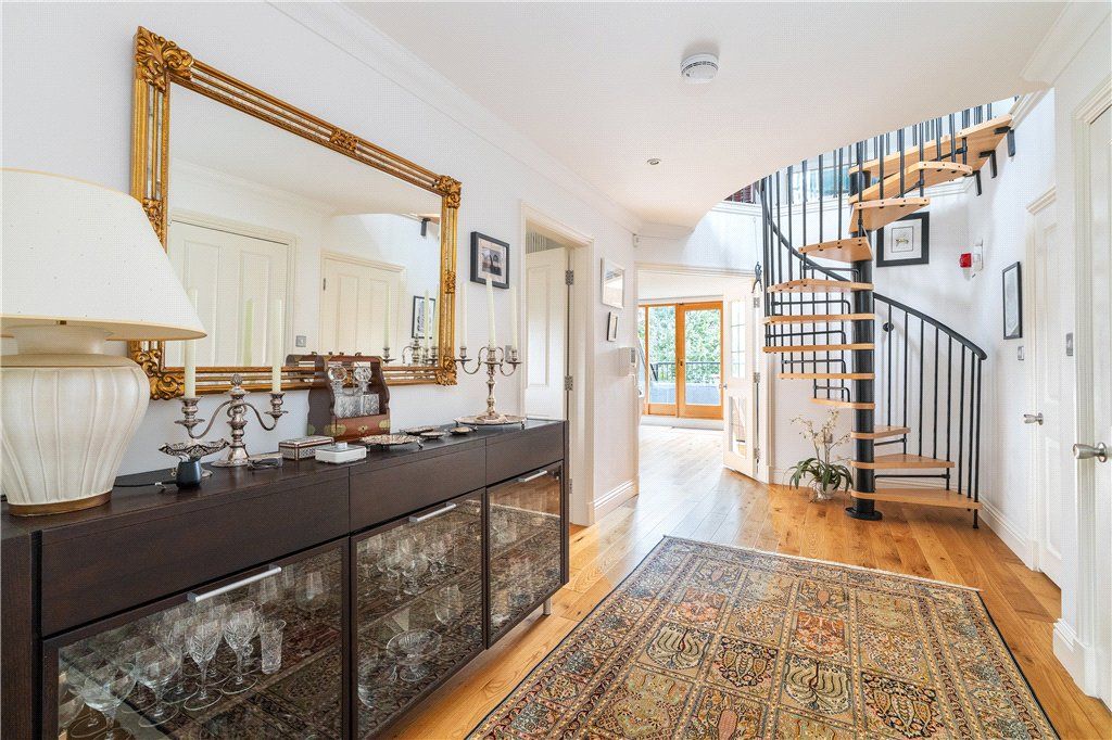 Property photo 3 of 20 Entrance Hall