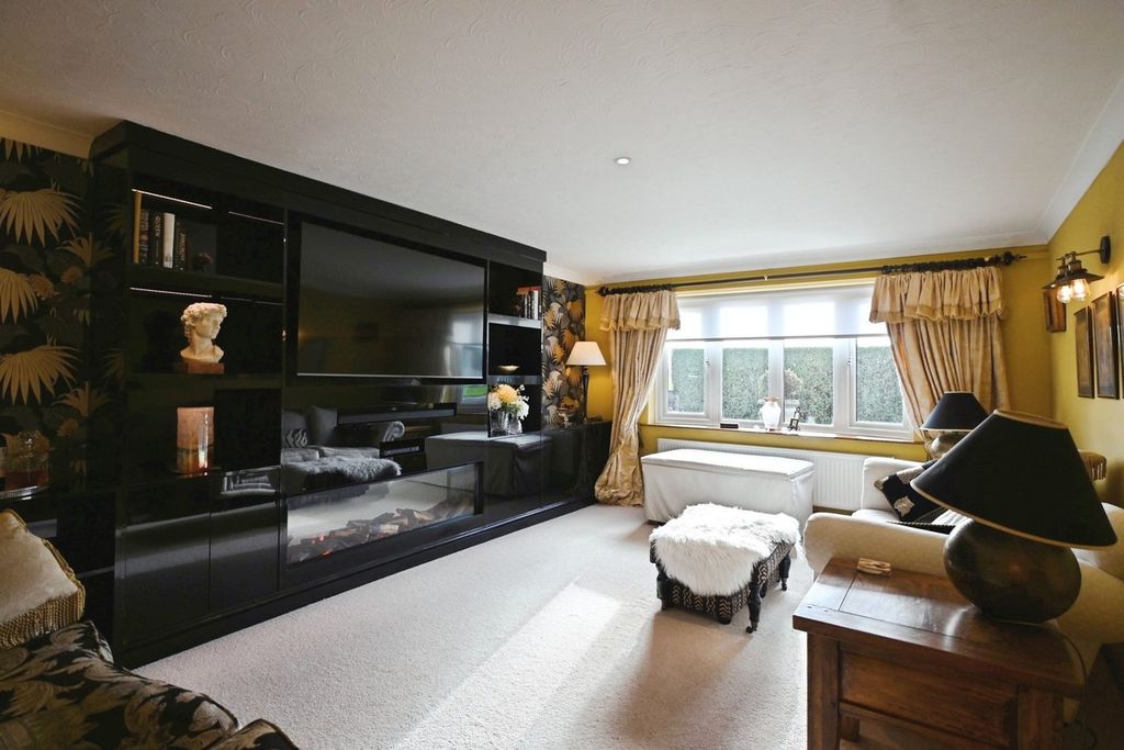 Property photo 2 of 27