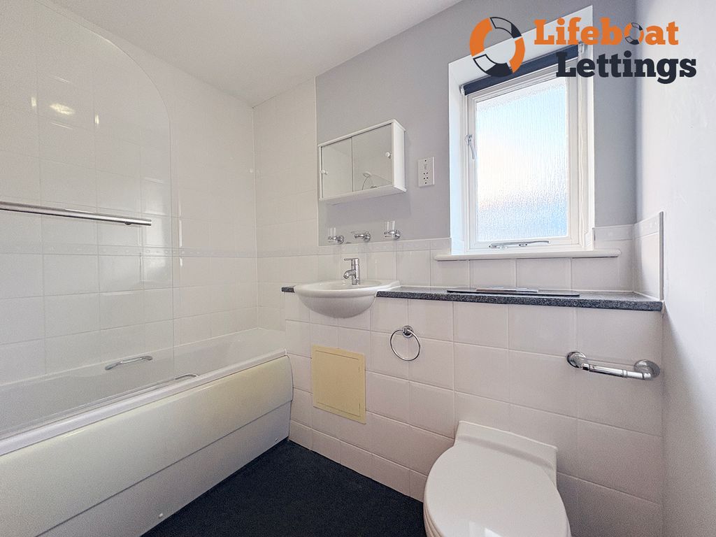 Property photo 3 of 10 Bathroom