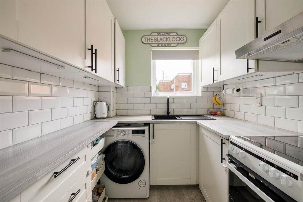 Property photo 2 of 25 Gordon Road, E18