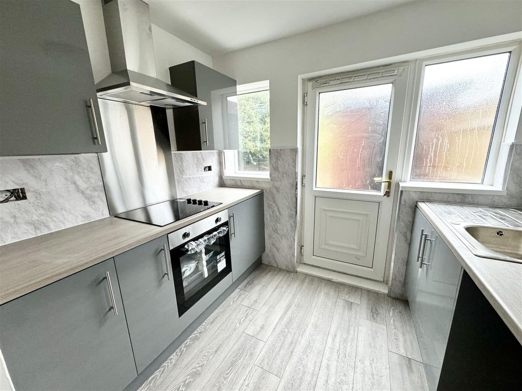 Property photo 2 of 9 Kitchen