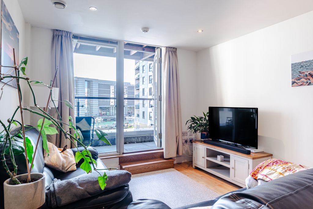 Property photo 3 of 20 Living3