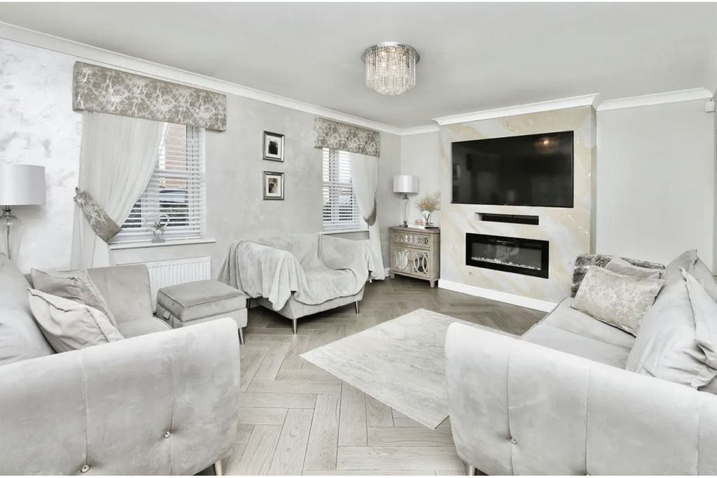 Property photo 3 of 15 Lounge