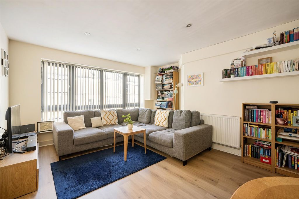 Property photo 2 of 17 Maud Road, E10