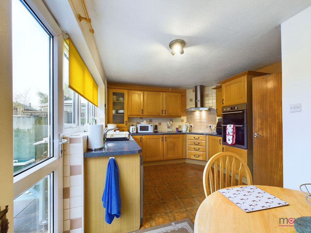 Property photo 3 of 12 Kitchen