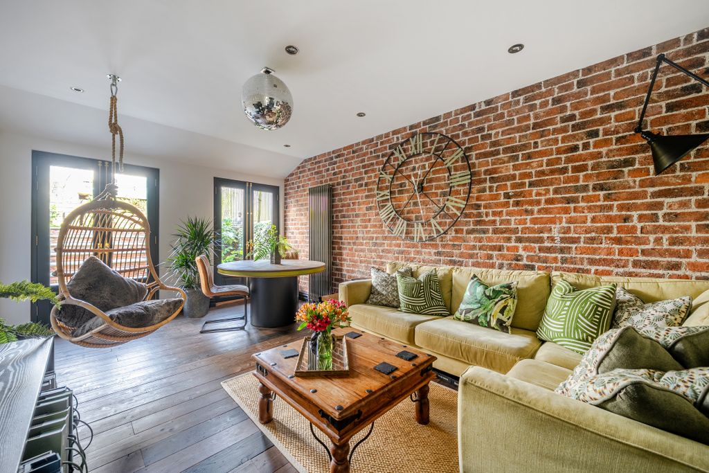 Property photo 2 of 23