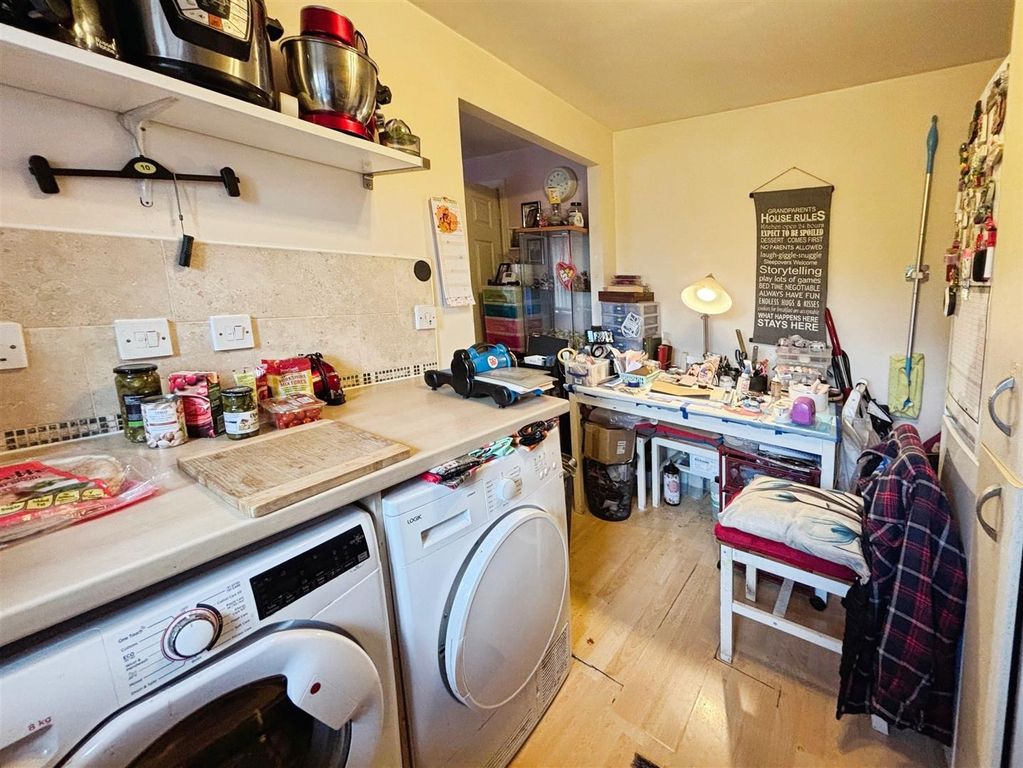 Property photo 3 of 11 Kitchen