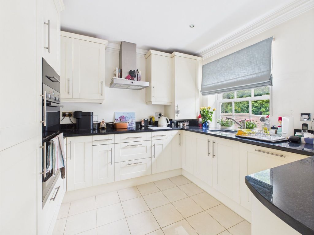 Property photo 2 of 11 Kitchen