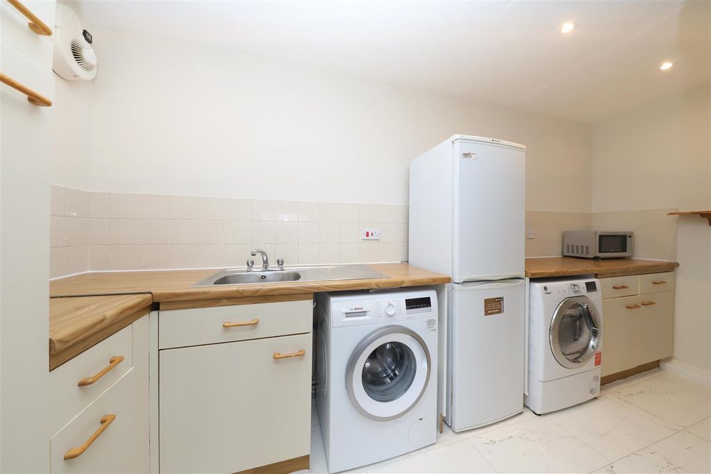 Property photo 3 of 8 Kitchen