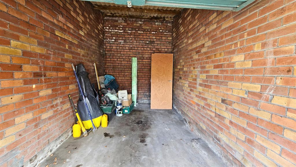 Property photo 2 of 11 2 - Garage Nevil Road.Jpg