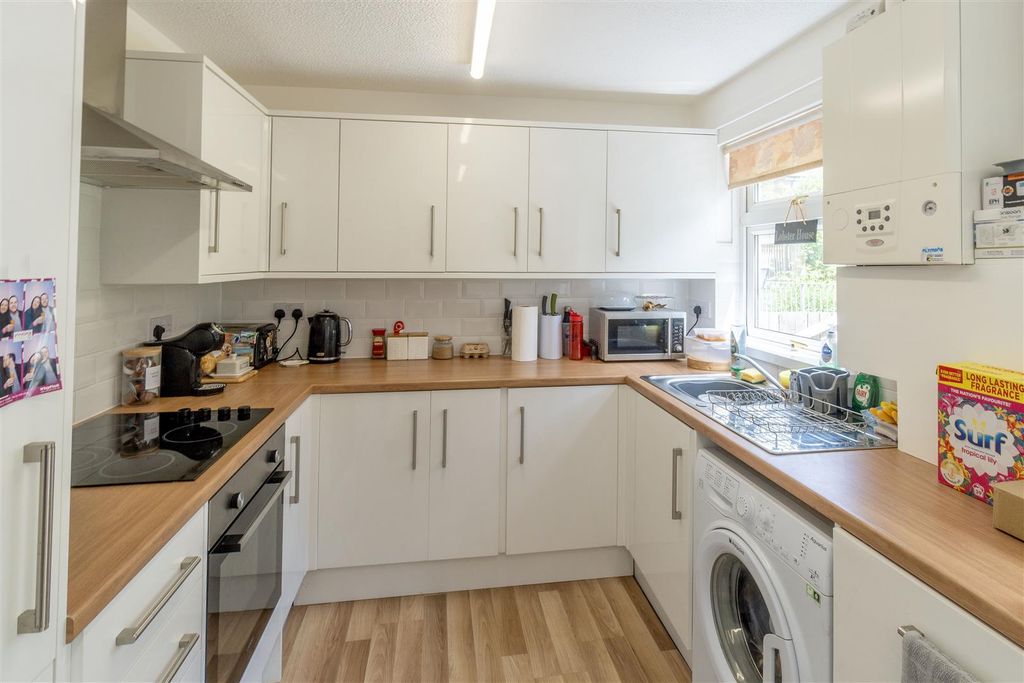Property photo 3 of 7 Kitchen