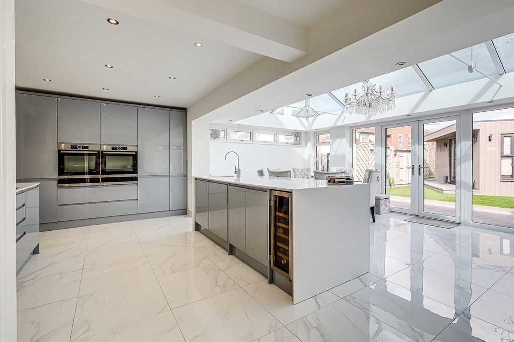 Property photo 2 of 28