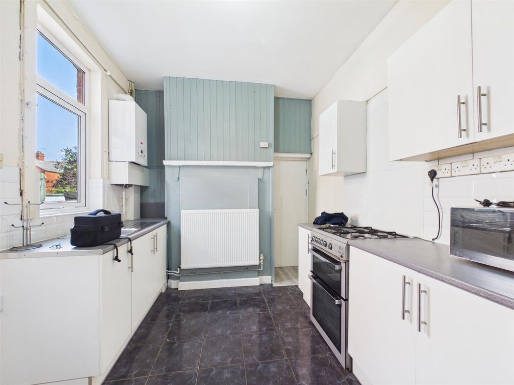 Property photo 3 of 12 Kitchen