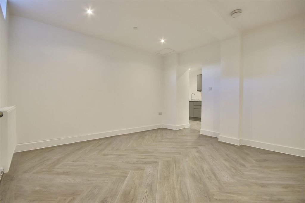 Property photo 2 of 11 291CD7Cb-Ecf3-492E-983B-61Cf0F27F90D_1_201_A.Jpeg