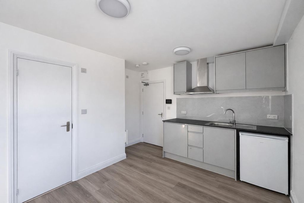 Property photo 1 of 5 Studio