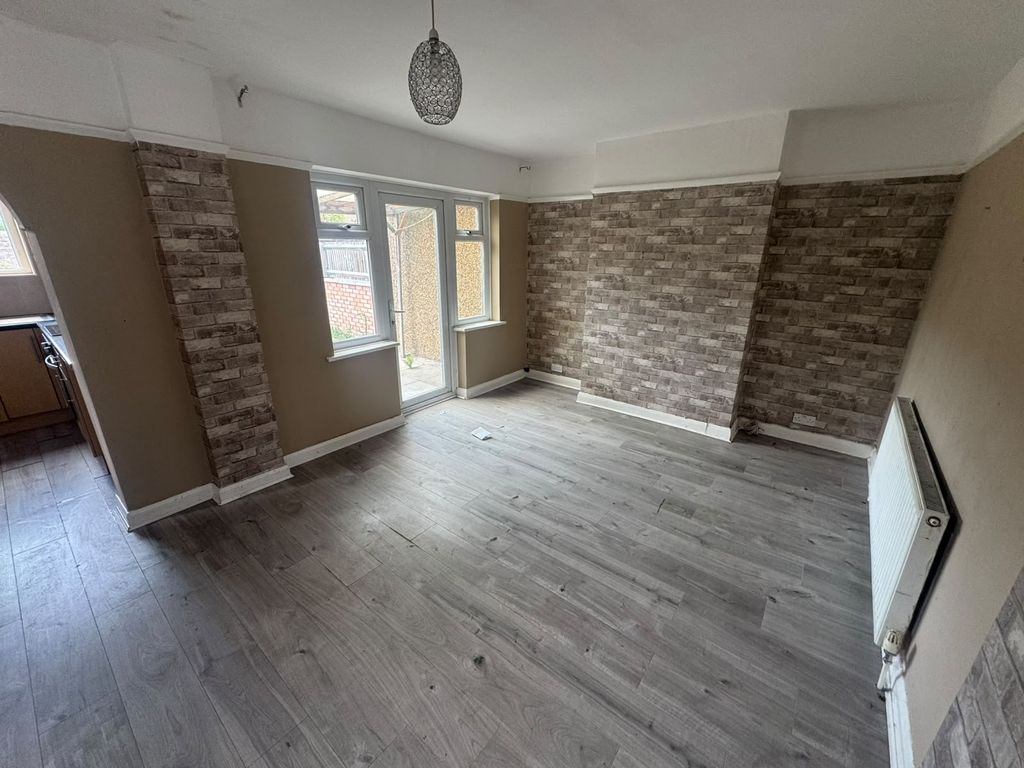 Property photo 1 of 6 3 Bed Semi-Detached House To Rent Goshawk Gardens, Hayes Ub4