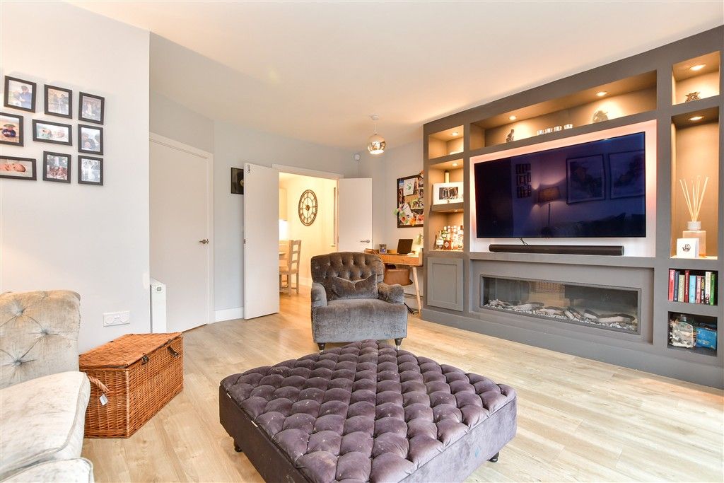 Property photo 3 of 15 Lounge