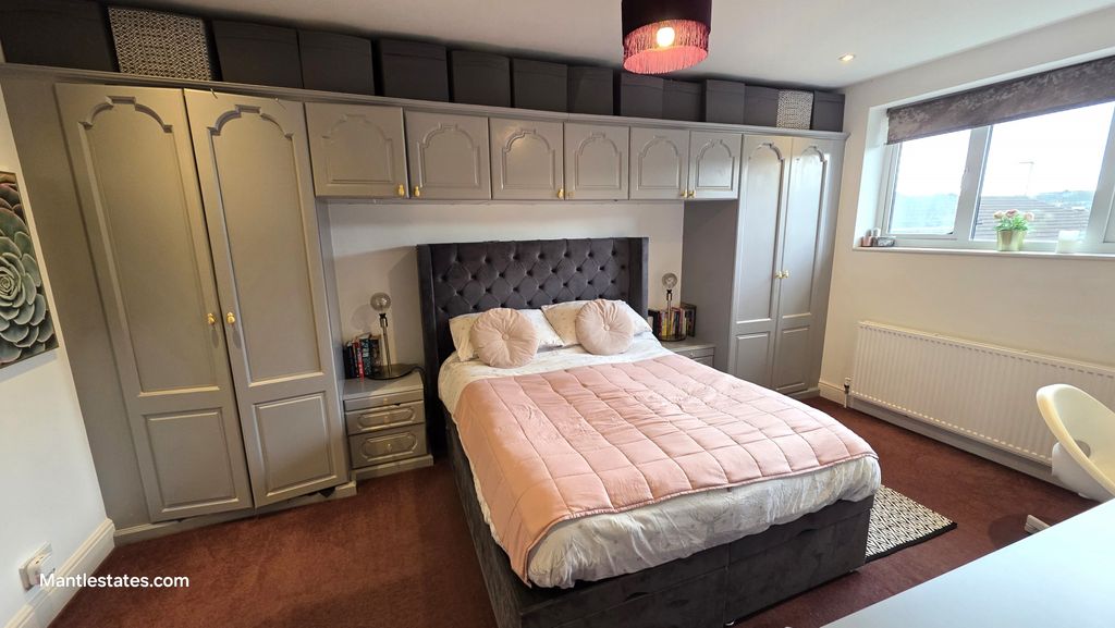 Property photo 3 of 26 Master Bedroom (1)