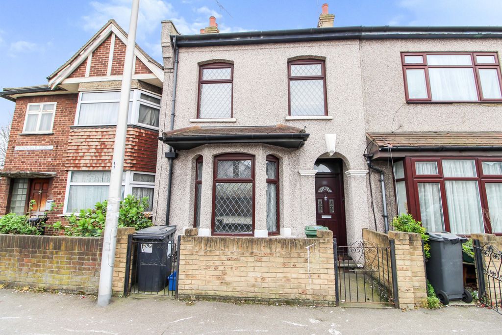 Property photo 1 of 16 Three Bedroom Mid Terraced House To Rent