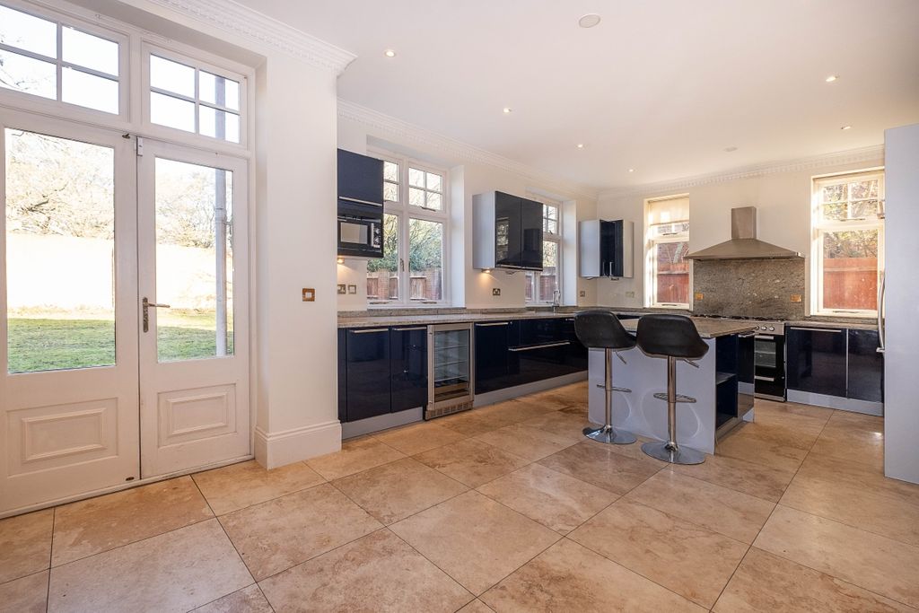 Property photo 3 of 26 Woodlands-Kingsto...