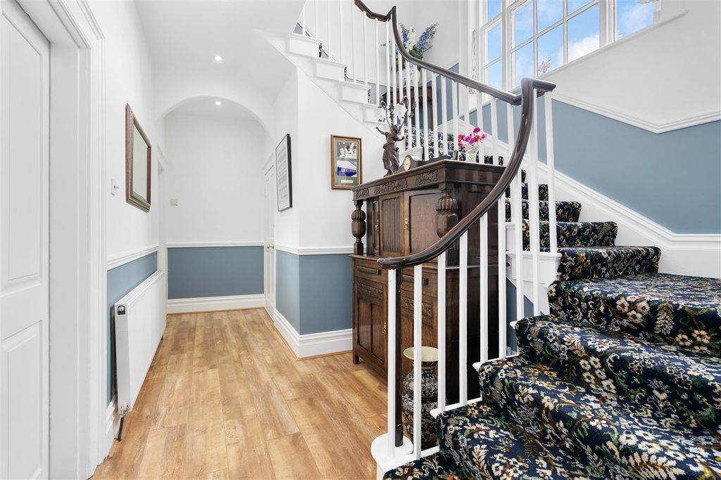 Property photo 2 of 37