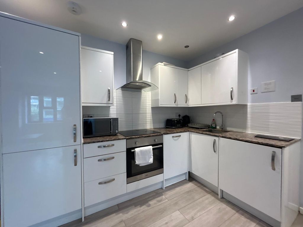 Property photo 1 of 5 Brand New 1 Bed Flat Available For Rent In Tw5