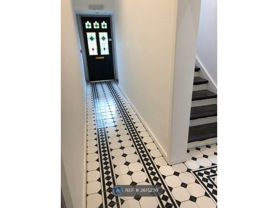 Property photo 3 of 10 Common Hallway
