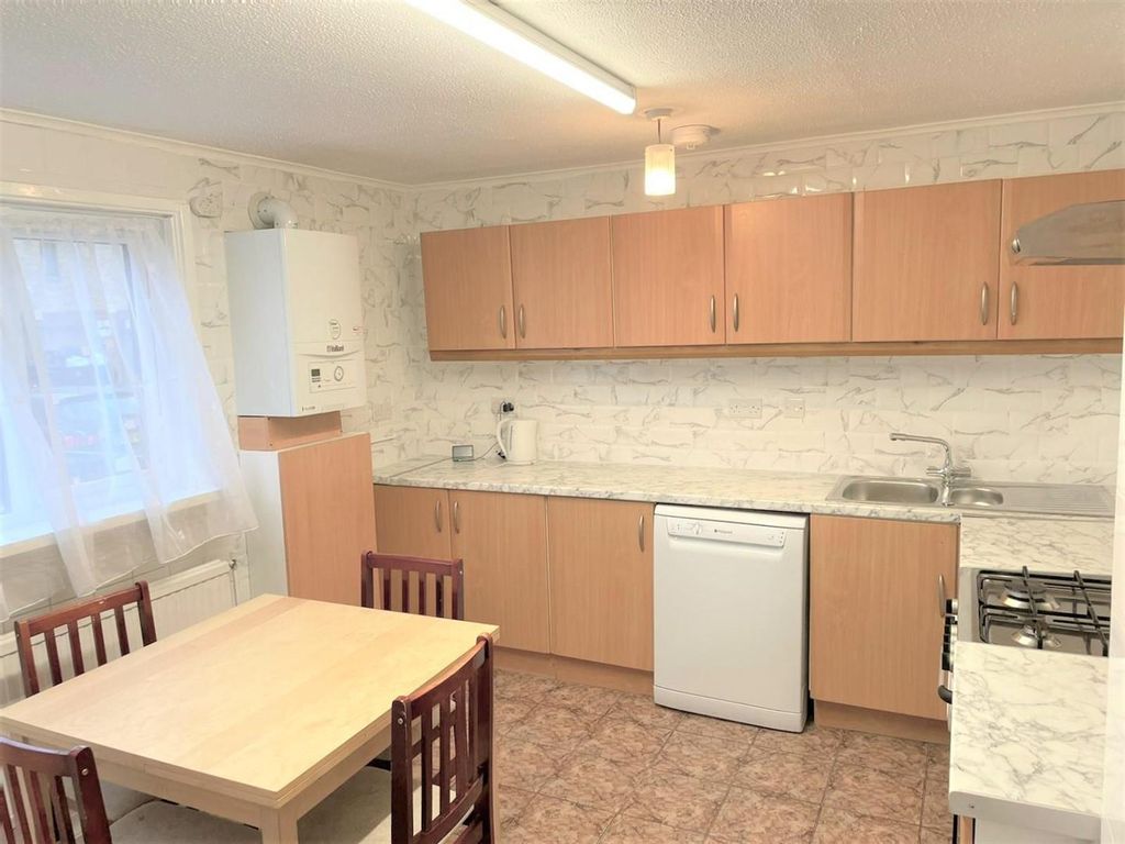 Property photo 3 of 11 Kitchen 02.Jpg