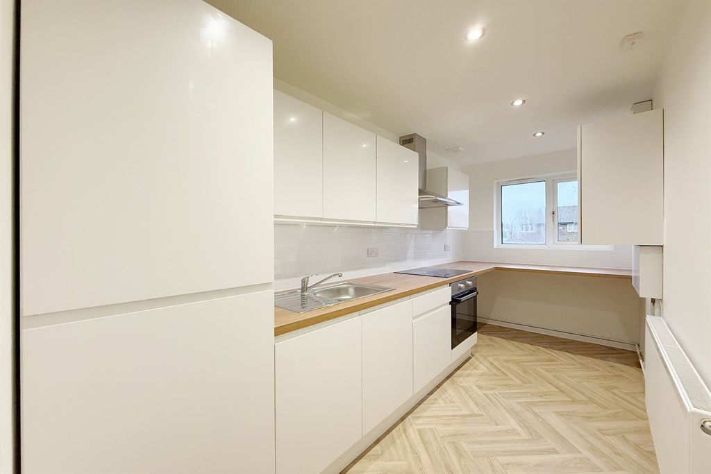 Property photo 3 of 10 Kitchen