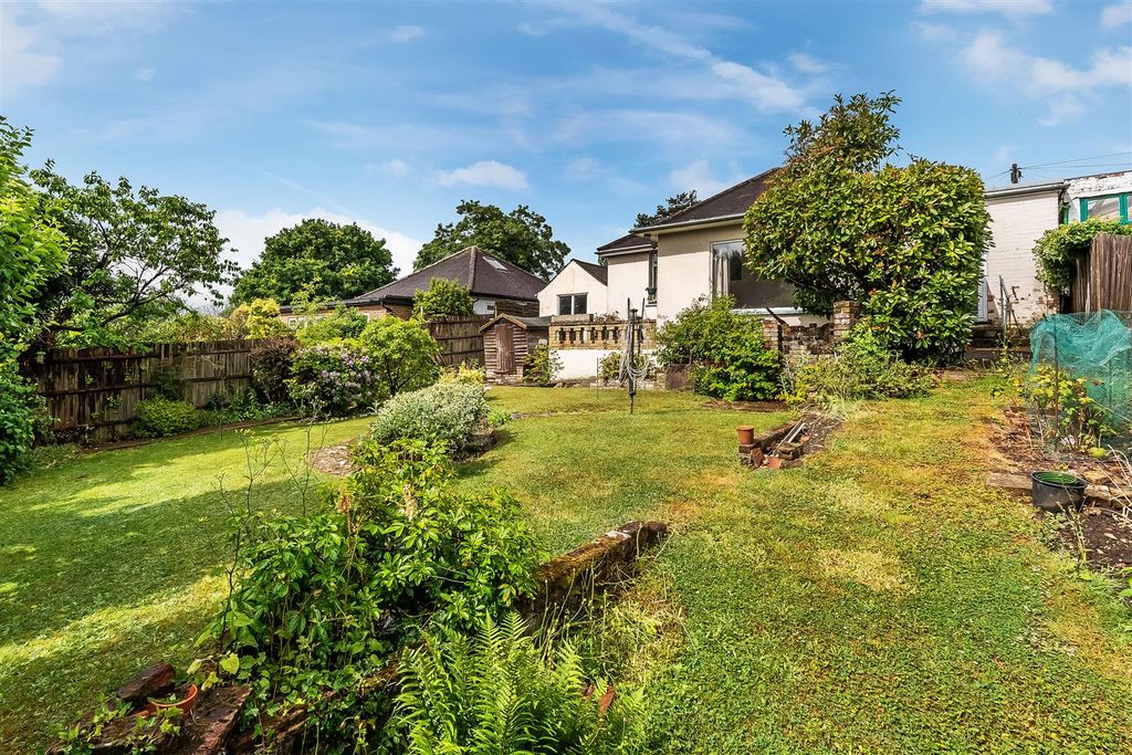 Property photo 2 of 13 4-Oaks-Close-7.Jpg