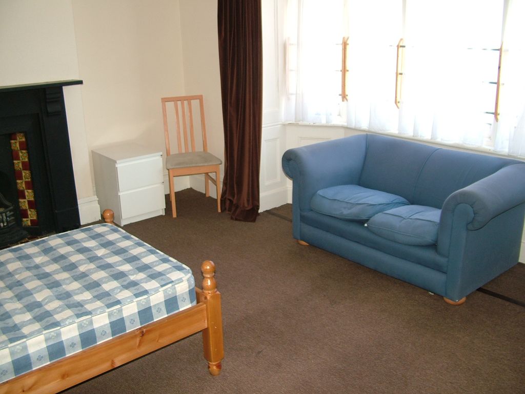 Property photo 2 of 6 Bedroom