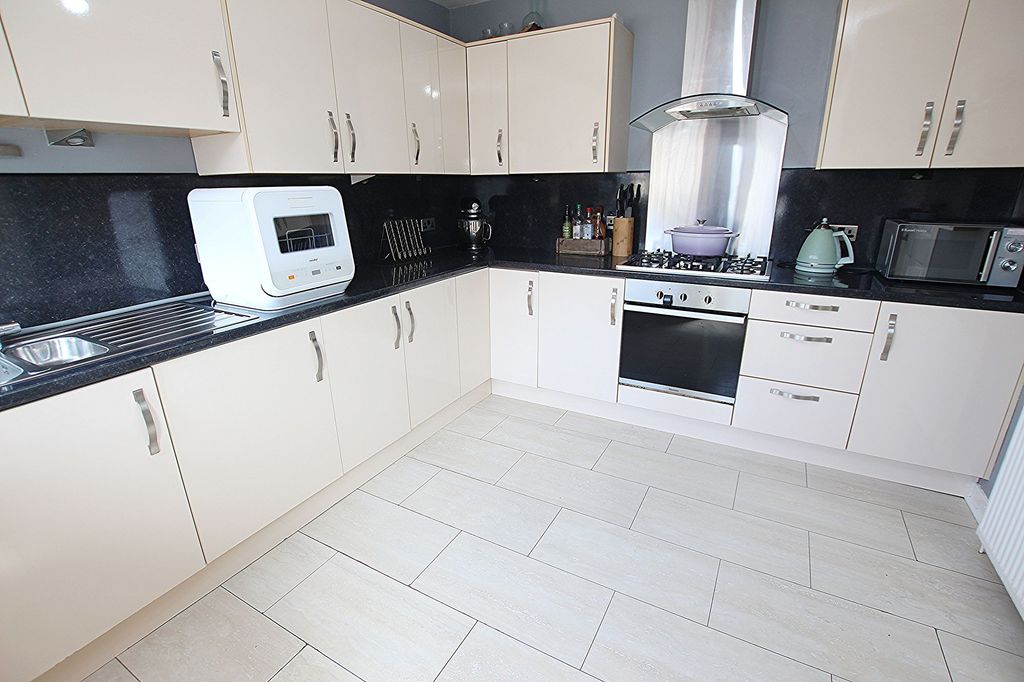 Property photo 3 of 17 Kitchen