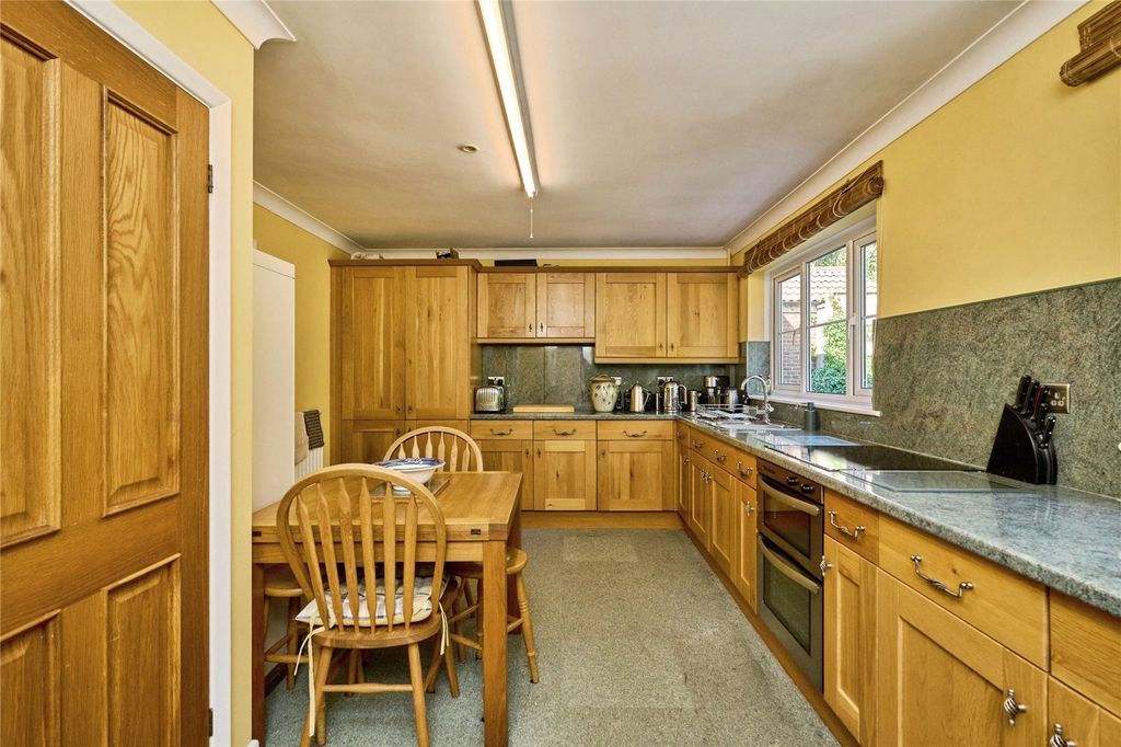 Property photo 3 of 25 Kitchen/Breakfast