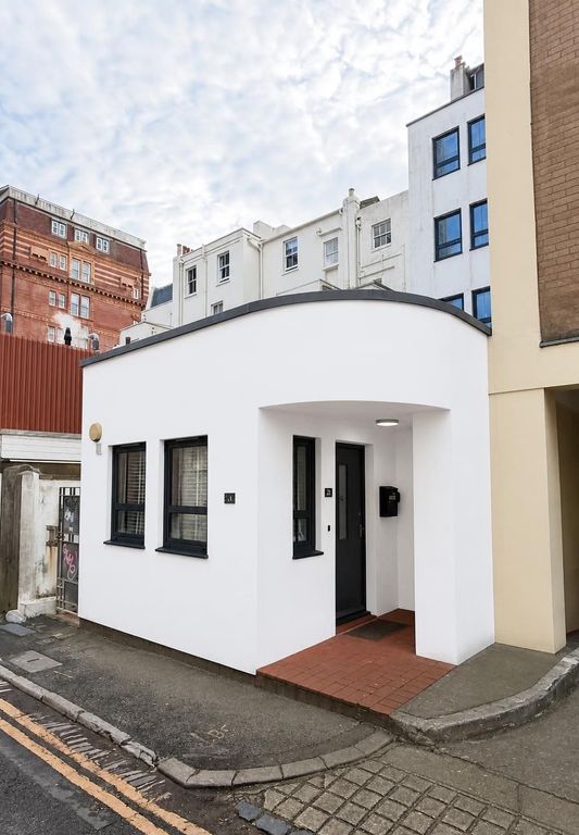 Property photo 2 of 12 Queensbury Mews