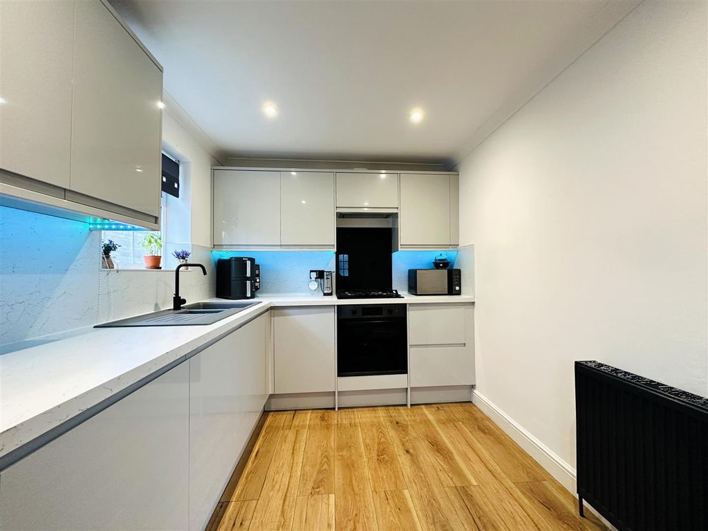 Property photo 2 of 10 Kitchen