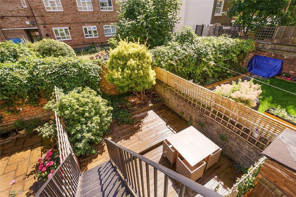 Property photo 3 of 12 Garden