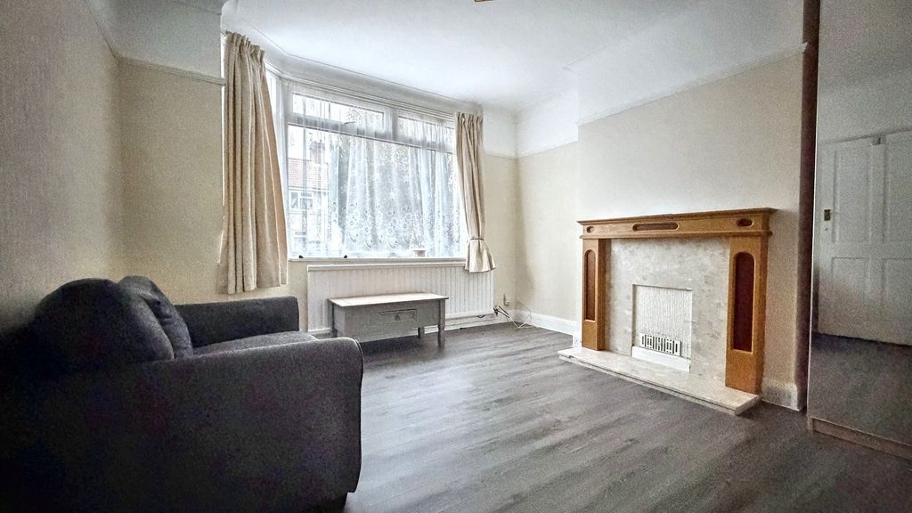 Property photo 3 of 11 Bright, Neutrally Decorated Living Room With Large...