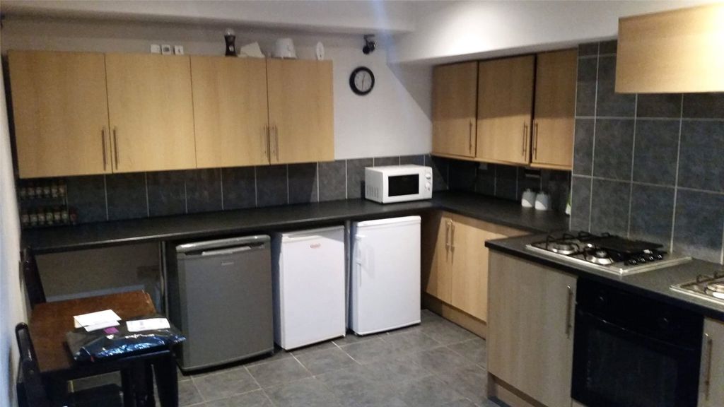 Property photo 2 of 10 Kitchen