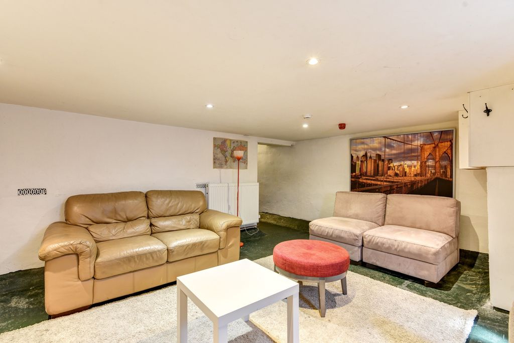 Property photo 3 of 29 A Welcoming And Well-Maintained Living Room Featur...