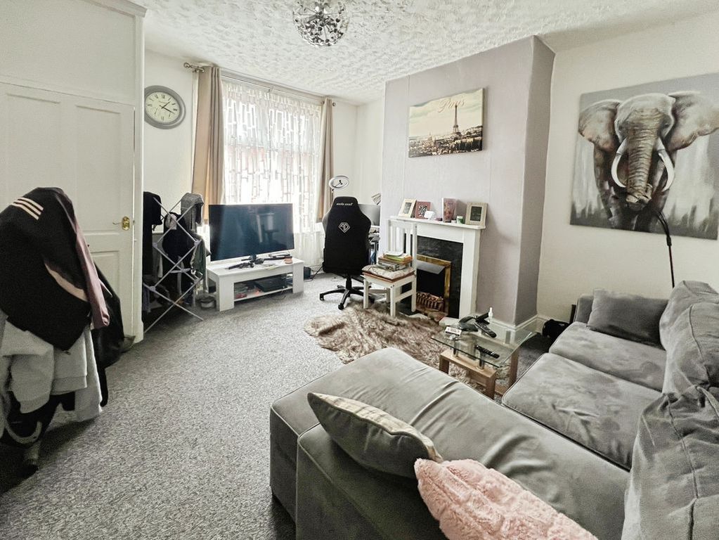 Property photo 2 of 8 Lounge