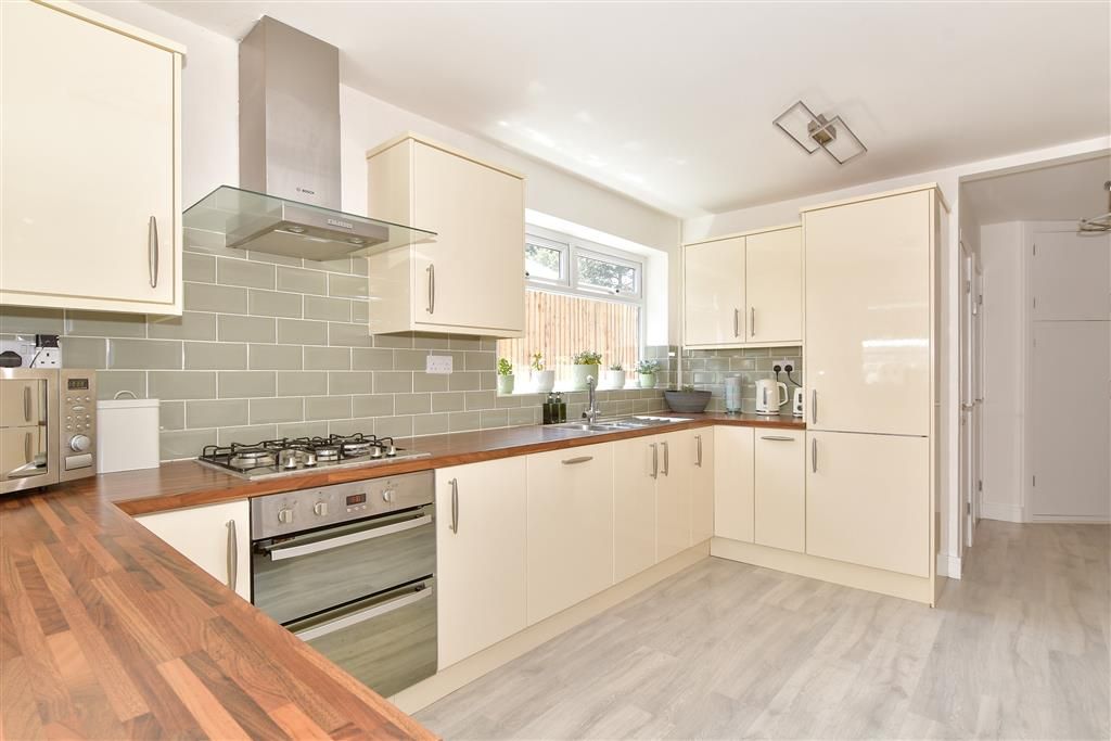 Property photo 2 of 10 Kitchen