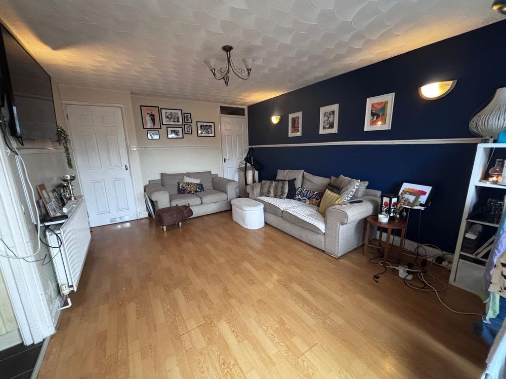 Property photo 1 of 8 Lounge
