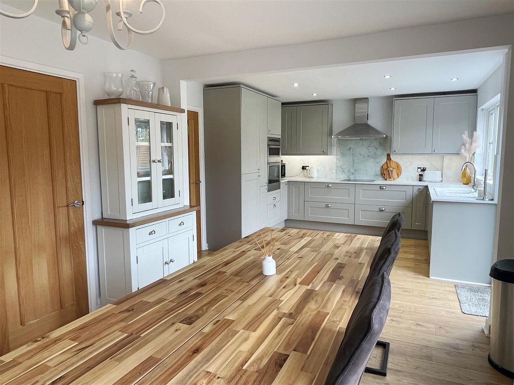 Property photo 3 of 19 Kitch - Break 2.Jpg