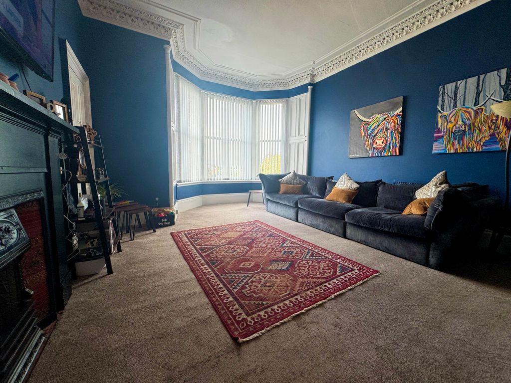 Property photo 3 of 13 Lounge